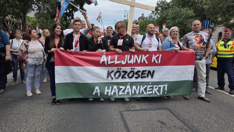 Migrációs paktum elleni tüntetés Budapesten: Magyar Péter megjelent az erkélyen