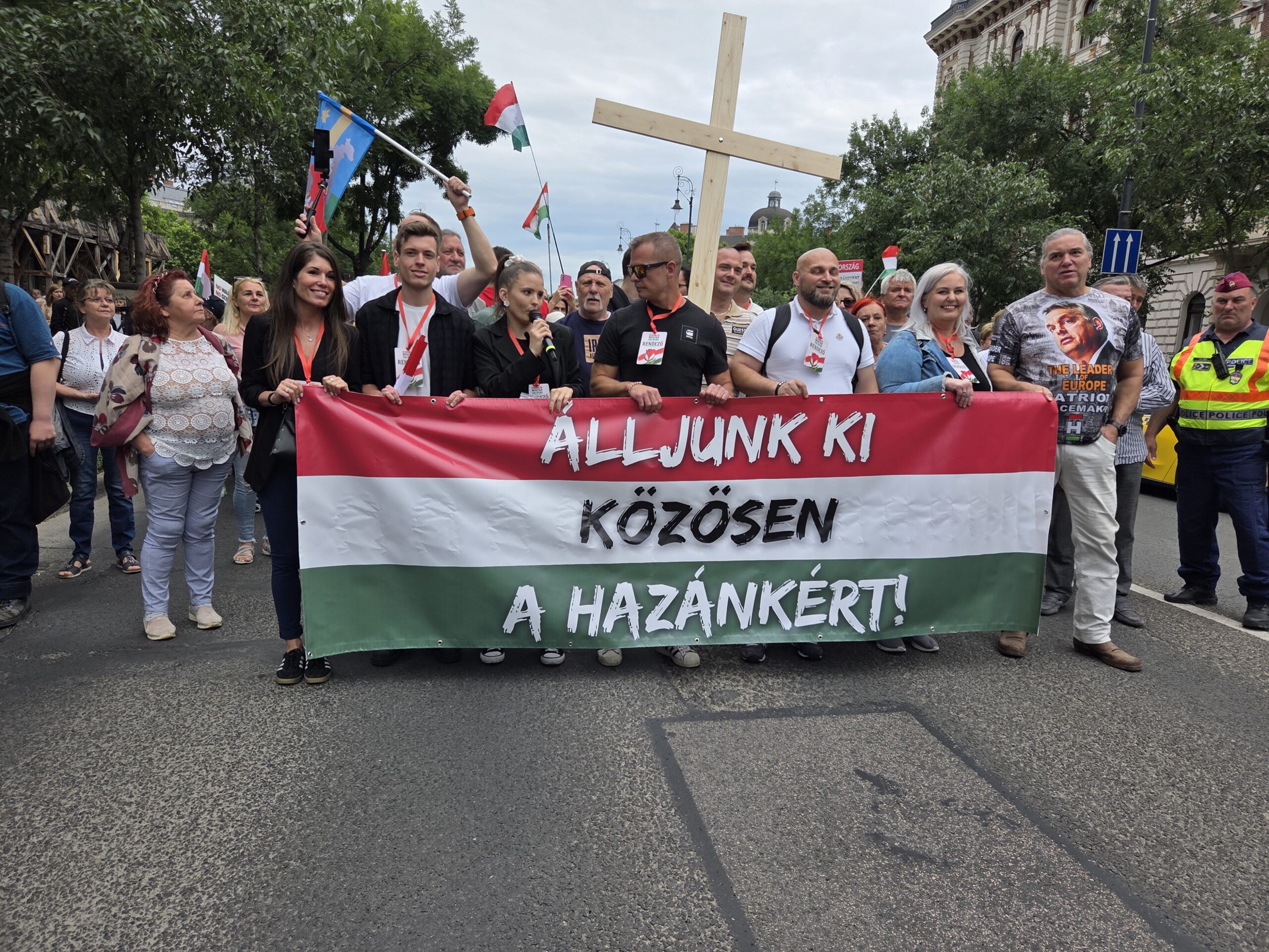 Migrációs paktum elleni tüntetés Budapesten: Magyar Péter megjelent az erkélyen