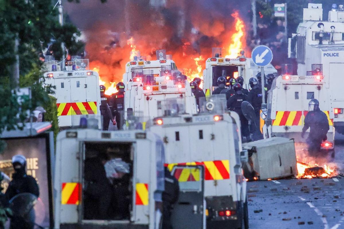 Vízágyúkkal oszlatták a tomboló tömeget az észak-ír fővárosban