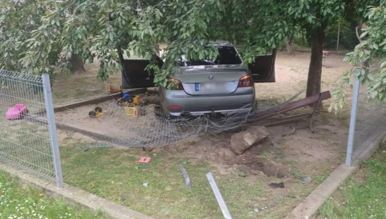 Sokkoló videó: Játszótérre hajtott egy száguldó BMW Dányban
