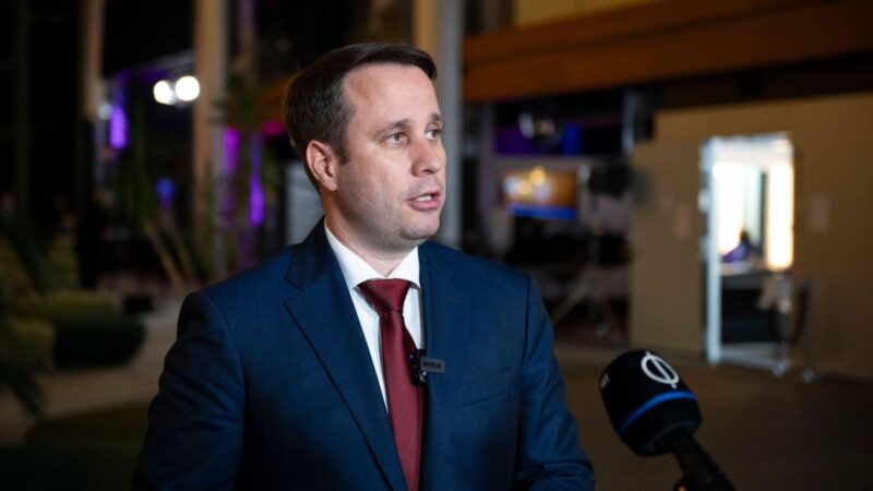 Frontális támadás Brüsszel ellen: Dömötör Csaba szerint a migrációs paktum biankó meghívó a bevándorlóknak