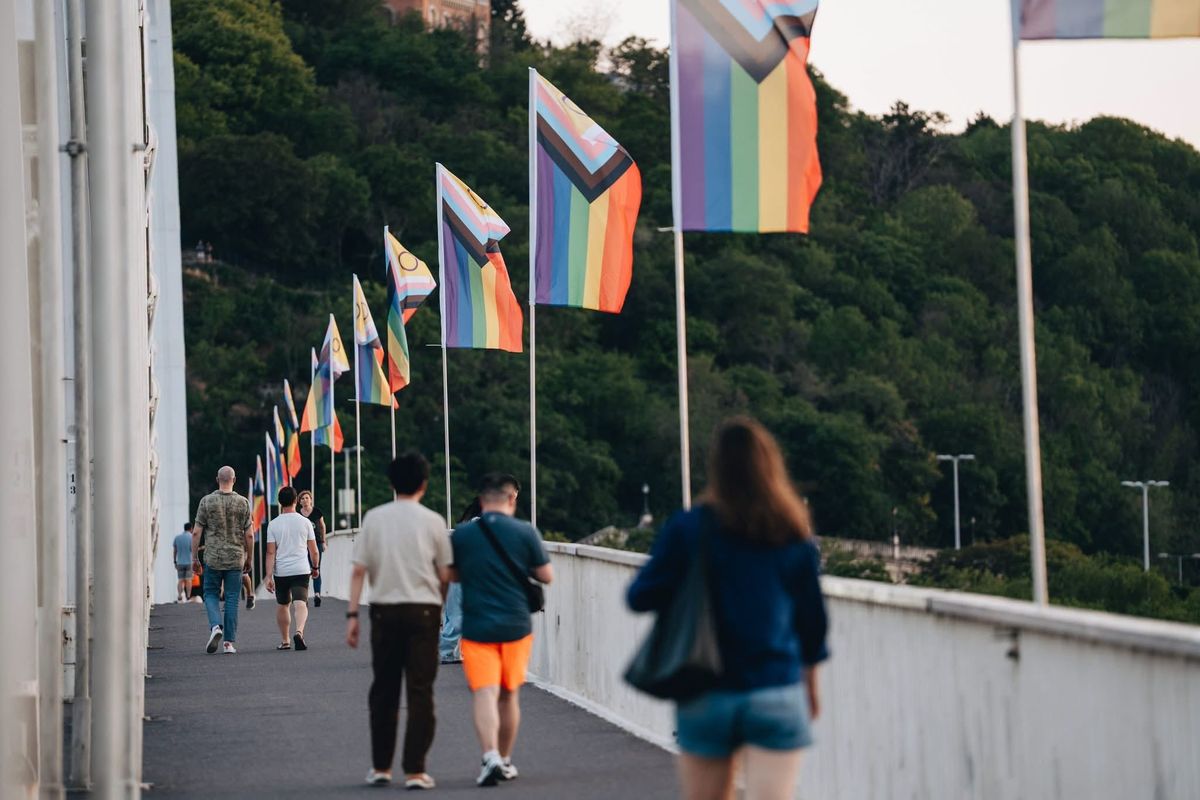 Mit keres a „Progress Pride” zászló az Erzsébet hídon?