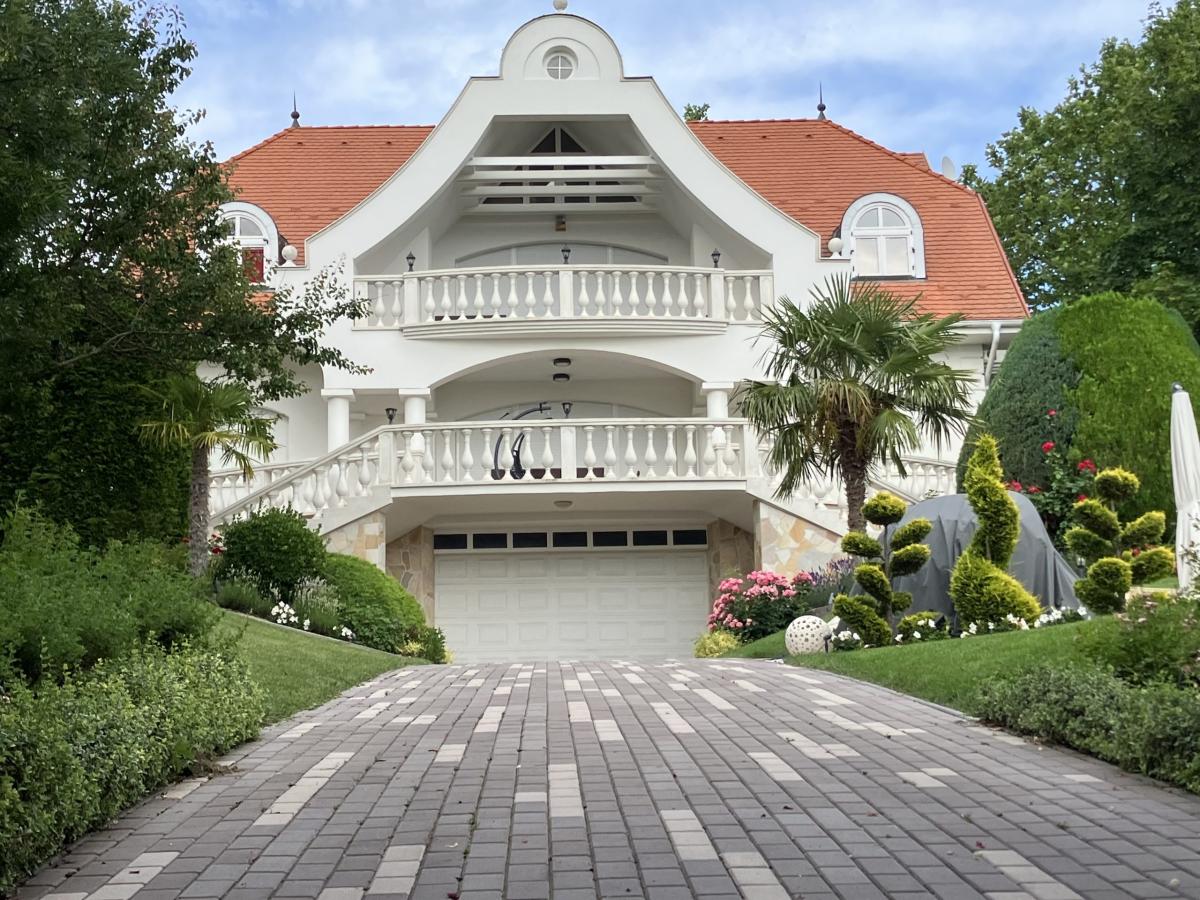 Elhallgatott balatoni luxusvilla borzolja a kedélyeket a Tisza-kormányban