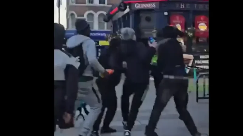 Modern dráma a színházon kívül: Brutális támadás érte a londoni biztonsági őrt