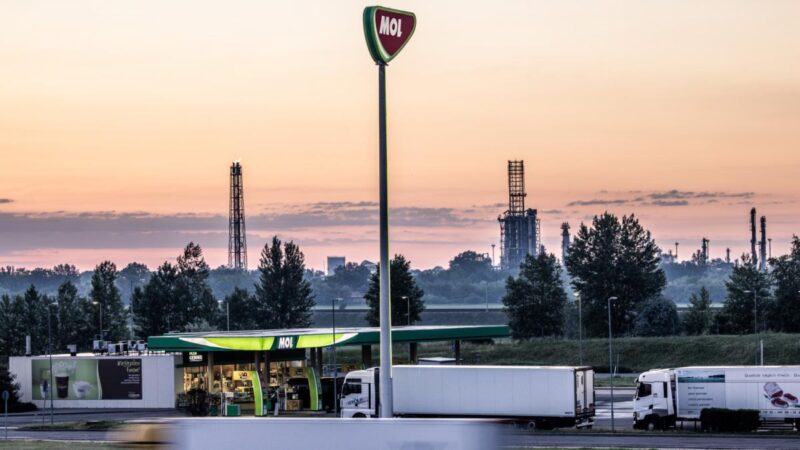 Adóprés alatt a MOL: Sávosra vált a különadó, csökken az orosz olaj árelőnye