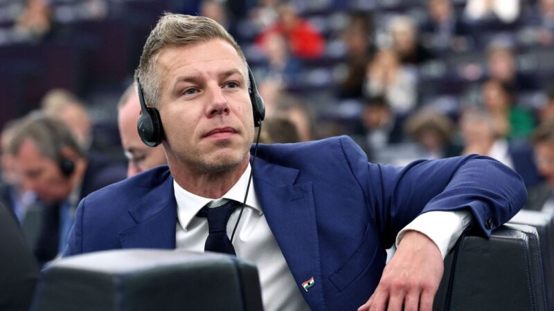 Mentelmi jog és a telefonlopási ügy: miért késlekedik a legfőbb ügyész Magyar Péter ügyében?