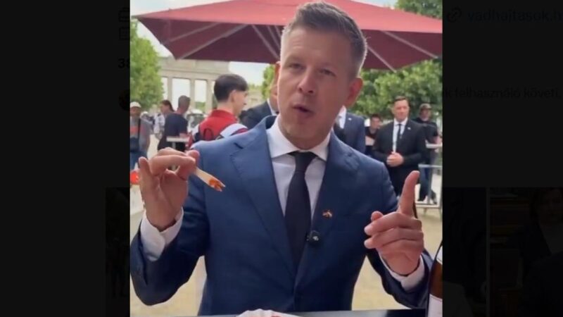 Currywurst-diplomácia Berlinben: a büfés visszaszólt Magyar Péternek