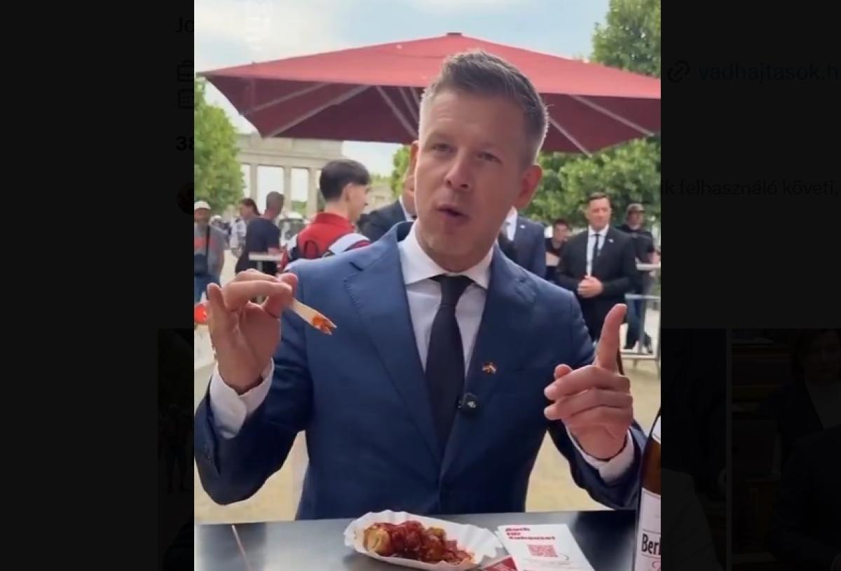 Currywurst-diplomácia Berlinben: a büfés visszaszólt Magyar Péternek