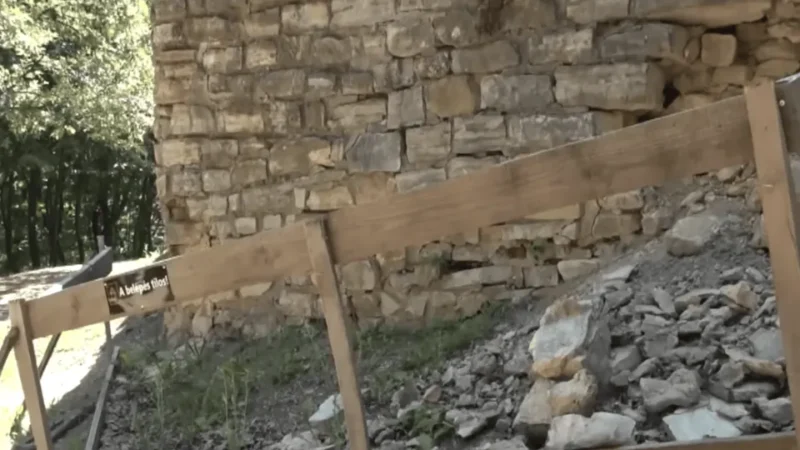Vad buli és pusztítás: Középkori falakat bontottak le a Máré-várban
