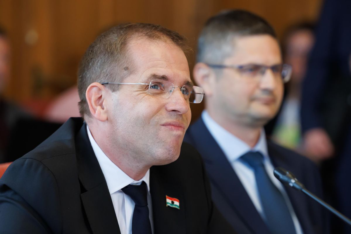 Belső feszültségek a kormányzatban: miért sürgetik az államfő távozását?
