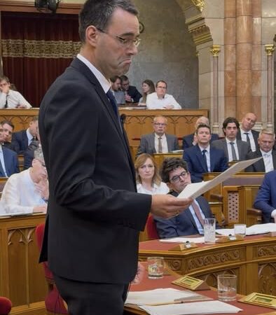 Pattanásig feszült parlamenti vita a szívhangrendeletről: Dúró Dóra és a tiszás államtitkár drámai szópárbaja