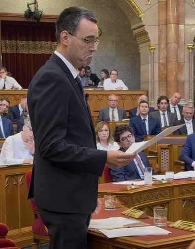 Pattanásig feszült parlamenti vita a szívhangrendeletről: Dúró Dóra és a tiszás államtitkár drámai szópárbaja