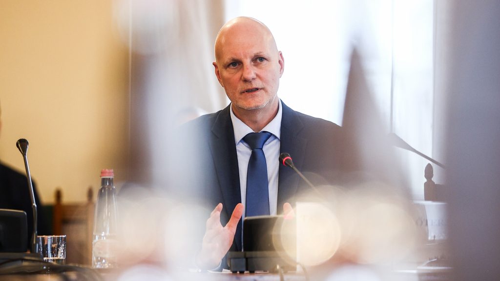 Sógor-koma kormány: Tanács Zoltán a saját embereit ülteti az állami informatika kulcspozícióiba