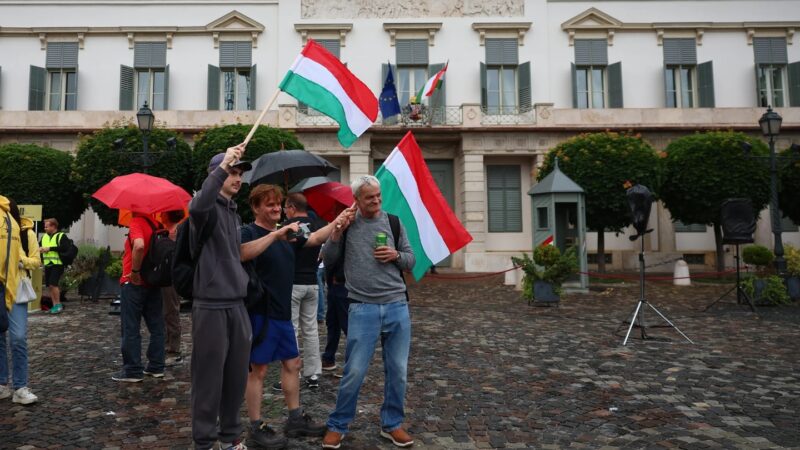 Vona Gáborék tüntetése a Sándor-palotánál: Kifulladt az elnök elleni demonstráció