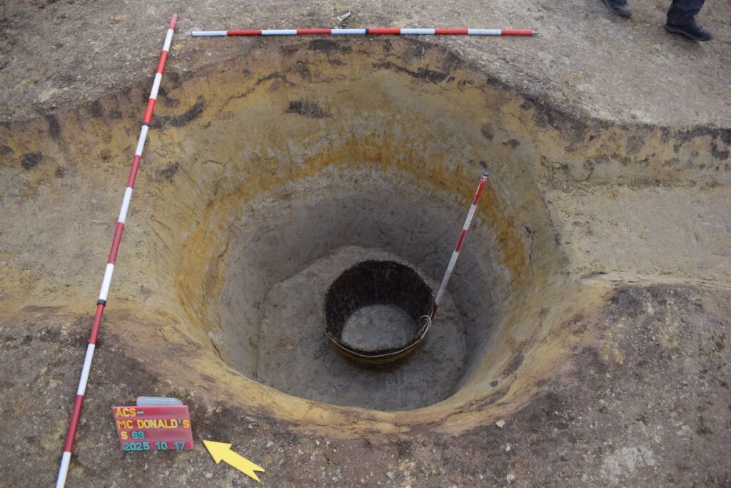 Az egyelőre ismeretlen korú faedény az egykor kútként használt gödör alján (forrás: Rómer Flóris Művészeti és Történeti Múzeum)