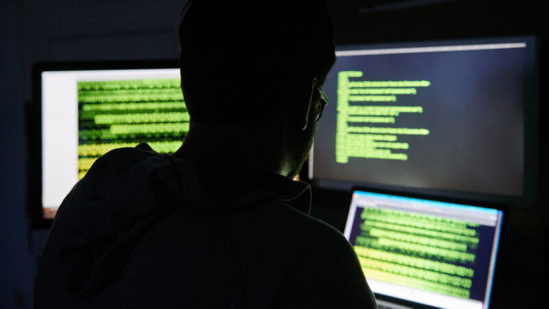 Kitálalt a botfarm üzemeltetője: Politikusok és influenszerek is tömegesen vásároltak tőle álprofilokat és eléréseket