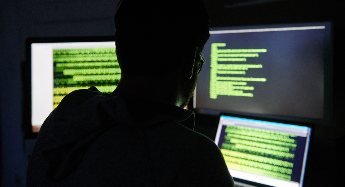 Kitálalt a botfarm üzemeltetője: Politikusok és influenszerek is tömegesen vásároltak tőle álprofilokat és eléréseket