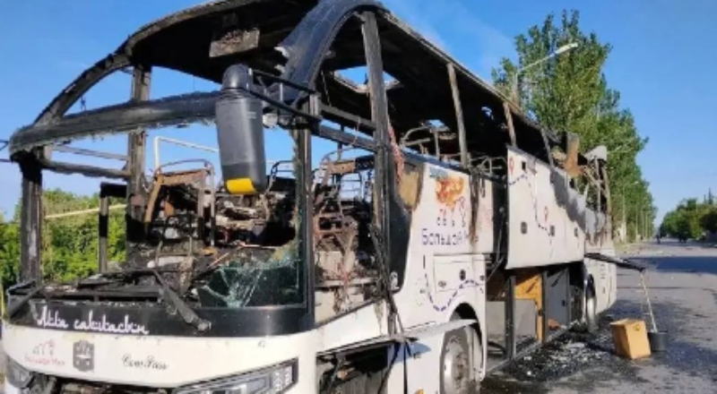 Dróntámadás ért egy menetrend szerinti autóbuszt a Donbasszban: heten életüket vesztették – videóval