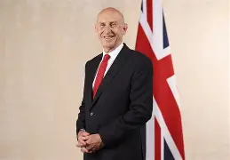 John Healey lemond a brit védelmi tárcától