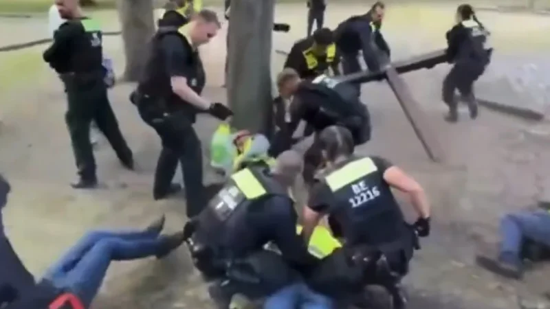 Rendőri beavatkozás Berlinben: lengyel aktivisták keresztet akartak elhelyezni