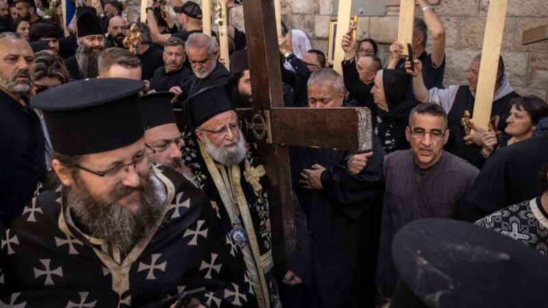 Aggasztó jövőkép: A jeruzsálemi pátriárka szerint drámai mértékben romlik a keresztények helyzete a Szentföldön