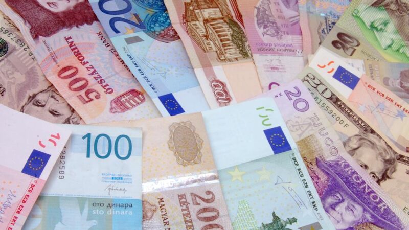 Erősödő dollár, gyengülő forint: Nyomás alatt a magyar fizetőeszköz