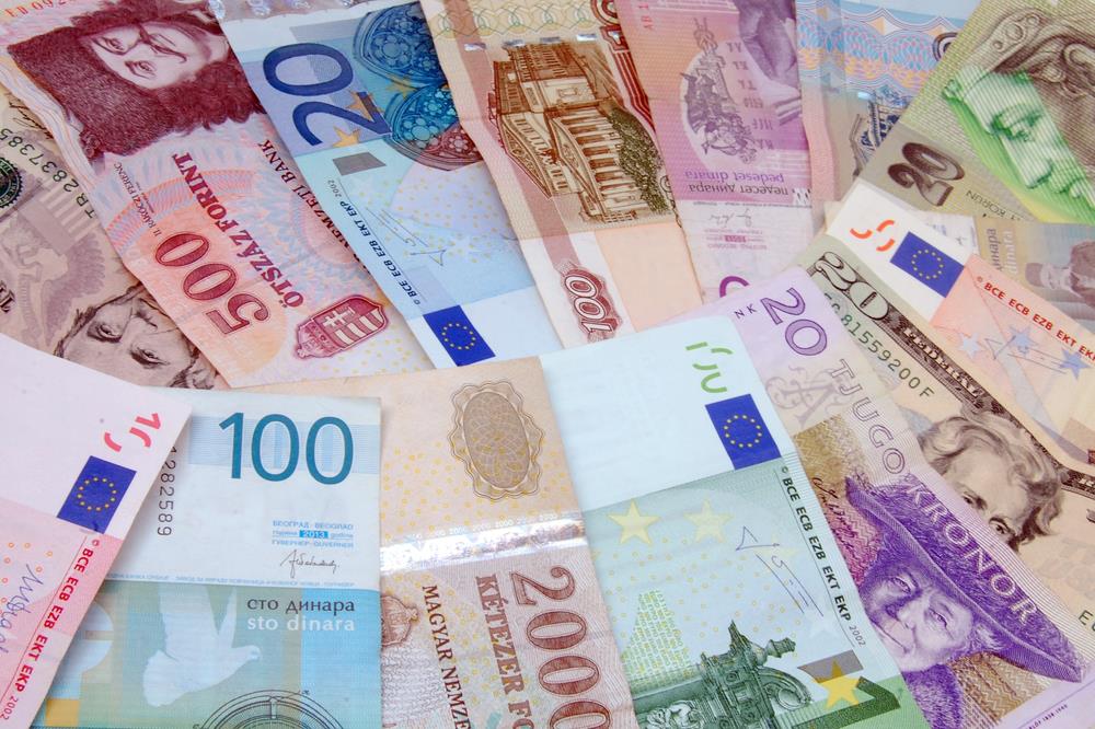 Erősödő dollár, gyengülő forint: Nyomás alatt a magyar fizetőeszköz