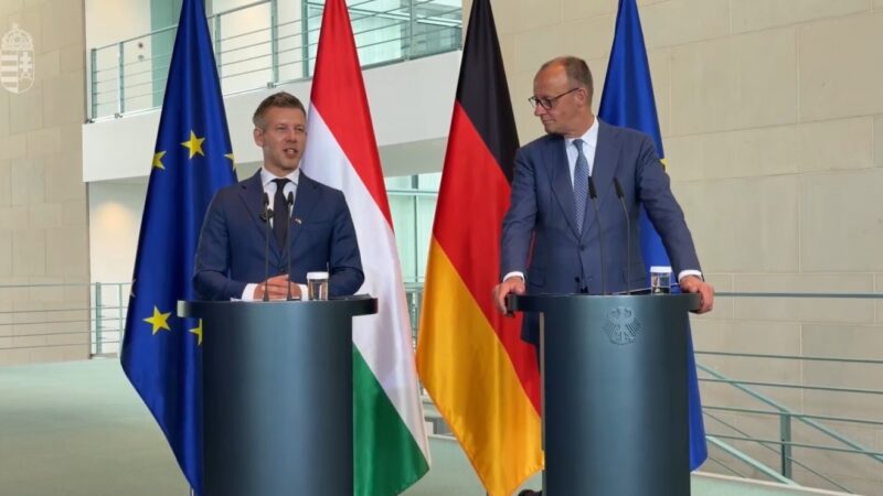 Amikor elszakad a cérna: Magyar Péter indulatos kirohanása a német kancellár előtt