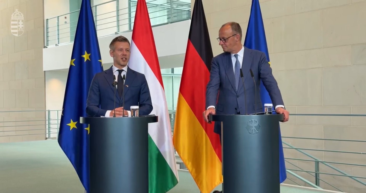 Amikor elszakad a cérna: Magyar Péter indulatos kirohanása a német kancellár előtt
