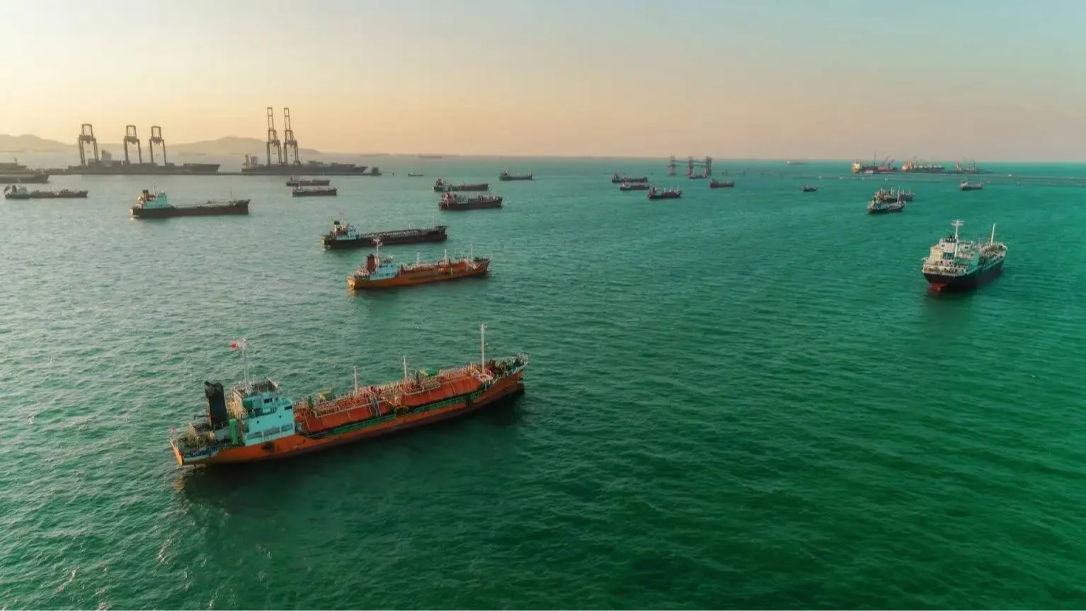 Katar két hónapon belül helyreállítaná LNG-exportjának 80 százalékát a Hormuzi-szoros újranyitása után