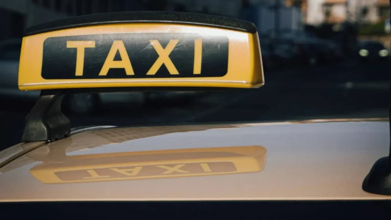 Több száz milliós adócsalás: lebukott egy eltitkolt bevételekkel trükköző taxis cég