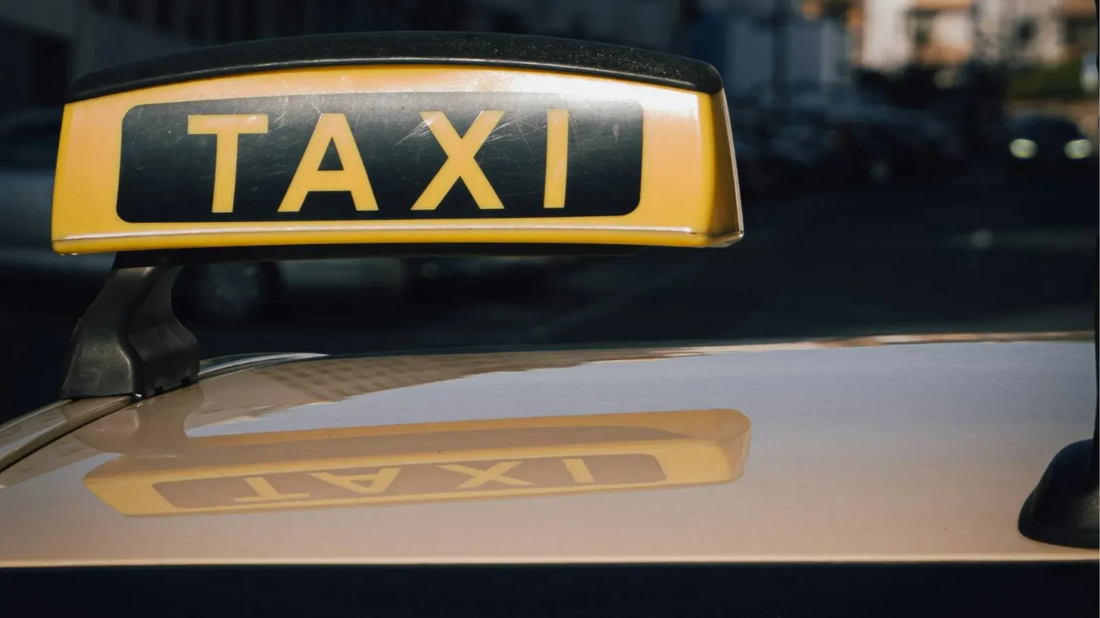 Több száz milliós adócsalás: lebukott egy eltitkolt bevételekkel trükköző taxis cég