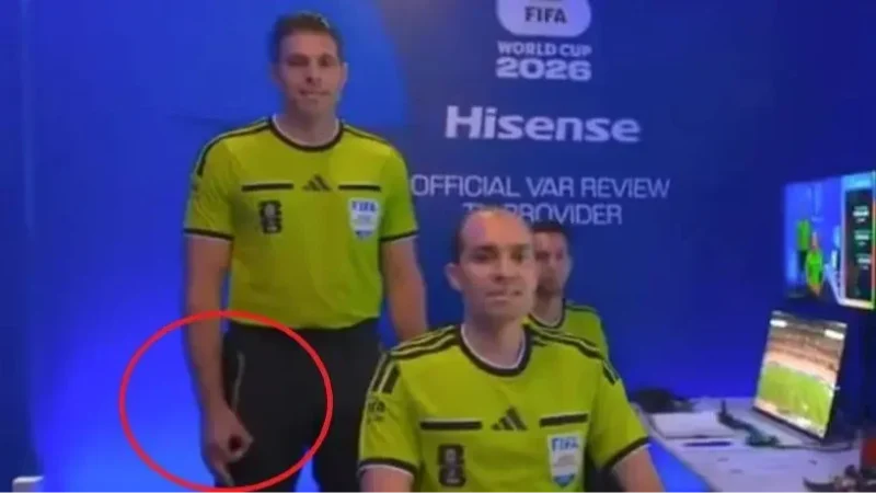 Kettős mérce a sportban? Rasszizmusvád egy vb-videóbíró ellen, miközben a szurkolók egy meggyilkolt brit fiúért tüntetnek