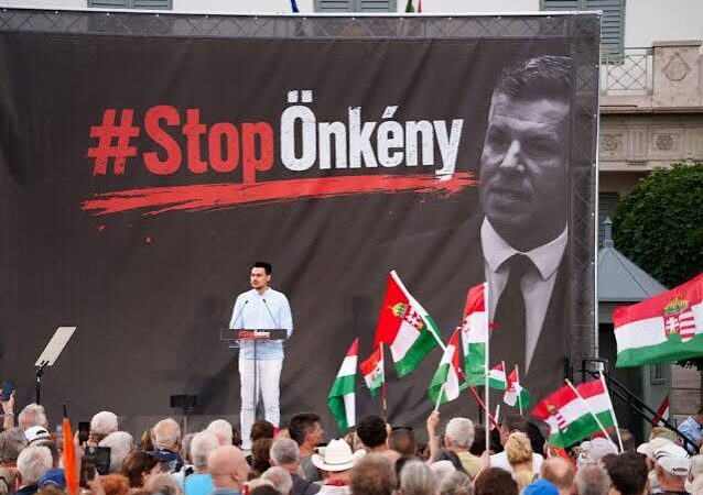 Fideszes influenszer sereg vitte a hátán a Fidesz Stop Önkény tüntetését
