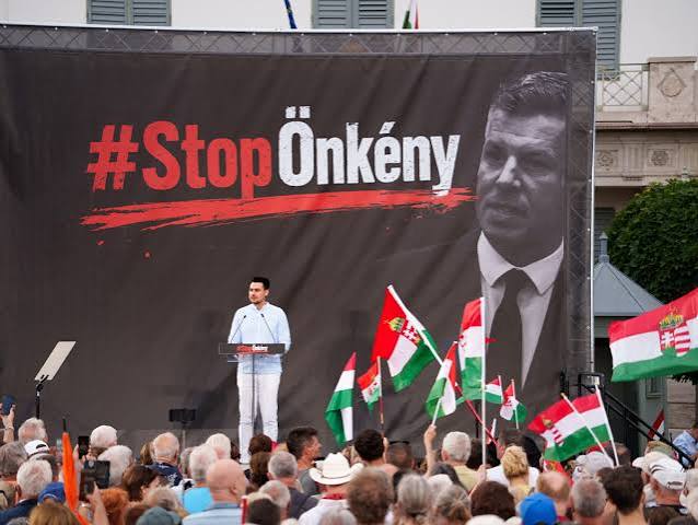 Fideszes influenszer sereg vitte a hátán a Fidesz Stop Önkény tüntetését