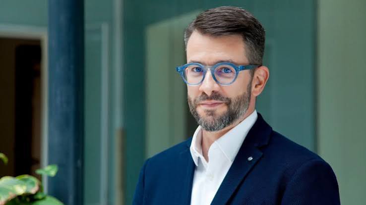 Gyermekvédelem csendes őrségváltása: Szilas Péter érkezése és az örökbefogadás elhalasztott reformja